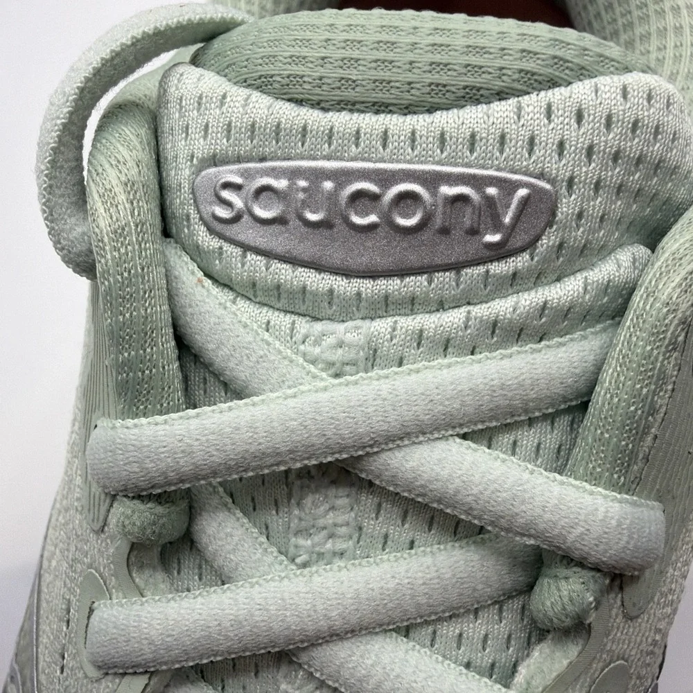 Saucony Womens Hurricane 25 Comfortable Athletic Shoes Mist Cameo Size 8.5. New